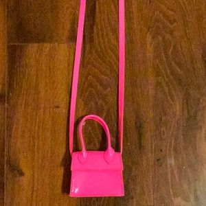 I’m selling a pink crossbody purse that I don’t want anymore